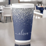 Caneca De Café Latte Monograma Brilhante Menina Azul Naval Prateado<br><div class="desc">Caneca de Café Latte com Monograma em Grafia Brilhante Metálica de Faux Foil Azul Naval e Prateado. Isso torna o presente perfeito para o aniversário de 16 anos, casamento, chá de noiva, aniversário de casamento, chá de bebê ou festa de despedida de solteira para alguém que ama glamour, luxo e...</div>