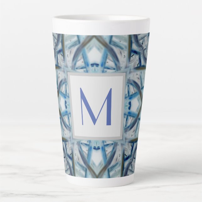 Caneca De Café Latte Monograma com padrão de cristal azul de inverno (Frente)
