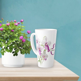 Caneca De Café Latte Monograma das Flores Brancas Delicadas
