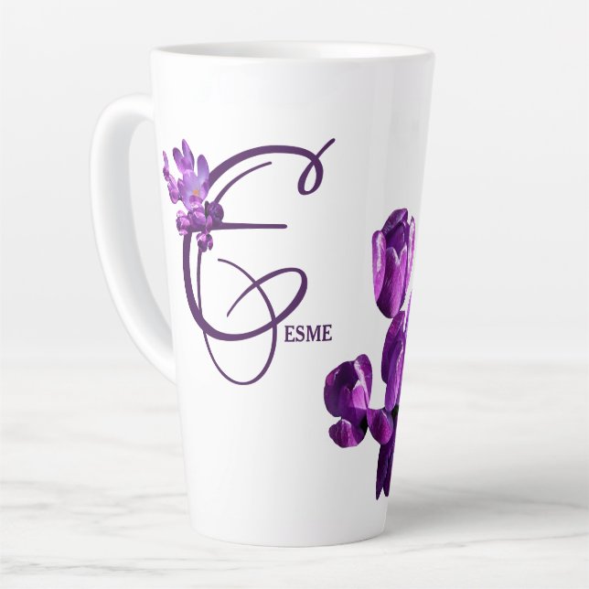 Caneca De Café Latte Monograma de flores roxas Nome do gênero diversão  (Ângulo esquerdo)