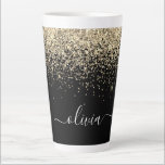 Caneca De Café Latte Monograma de Nome Glamouroso em Script com Brilho<br><div class="desc">Caneca de Café com Monograma em Script Brilhante Dourado e Preto. Este é o presente perfeito para o aniversário de 16 anos,  casamento,  chá de noiva,  aniversário de casamento,  chá de bebê ou festa de despedida de solteira para alguém que ama luxo e estilos chiques.</div>