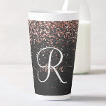 Caneca De Café Latte Monograma do Sparkle preto com brilho Dourado com<br><div class="desc">Personalize facilmente essa moda elegante design de caneca latta,  com brilho bonito de ouro rosa em um fundo metálico escovado preto.</div>