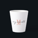 Caneca De Café Latte Monograma inicial, Na moda Script meu mundo.<br><div class="desc">Uma caneca latta moderna com 'meu mundo' em um roteiro de na moda com monograma de cor de salmão. Altere facilmente o texto e o inicial para torná-lo seu usando o Modelo fornecido. Disponível em capacidade de 12 e 17 onças. Consulte "Sobre este produto" ao lado para obter mais informações....</div>