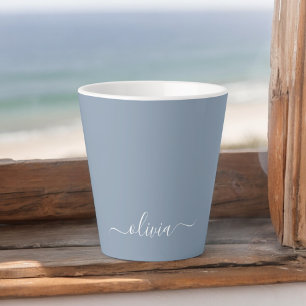 Caneca De Café Latte Monograma Moderno Minimalista Dusty Blue Elegante