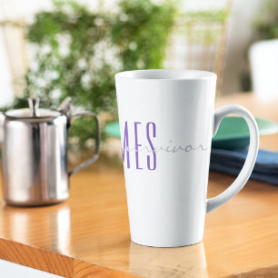 Caneca De Café Latte Monograma Roxo Cinza Suave é um sobrevivente de 17