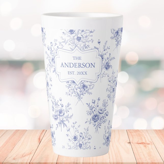 Caneca De Café Latte Monogrammed Classic Blue Flowers Floral Pattern (In situ)