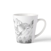Montanhas Desenhadas a Lápis em Caneca de Latte