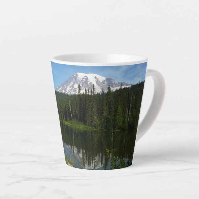 Caneca De Café Latte Monte Rainier Lake Refletido com flores selvagens (Ângulo direito)