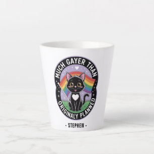 Caneca De Café Latte Muito Mais Gayer - Orgulho LGBTQ de Gato Negro Eng