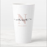 Caneca De Café Latte Nanna Elegante Script Monograma Cor-de-rosa-rosa<br><div class="desc">Uma caneca tardia para uma nova nanna ou uma avó há muito estabelecida, que você pode personalizar com a data em que eles se tornaram avós. Esta design minimalista de tendência tem uma sutil paleta colorida de cor rosa-claro, preto e branco. Ele tem um monograma de papoila, com a letra...</div>