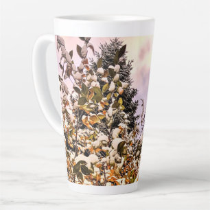 Caneca De Café Latte Neve Fresca Em Folhas Coloridas