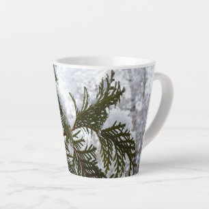 Caneca De Café Latte Neve nas ramificações verdes