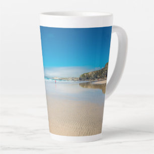 Caneca De Café Latte Newquay na costa norte da Cornualha. Inglaterra. R
