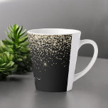 Caneca De Café Latte Nome da Rapariga do Monograma do Script Glitter Pr<br><div class="desc">Letra Minúscula Negra e Dourada com Letra Minúscula Monograma Nome Latte Coffee Cup Mug. Isto faz o doce e perfeito aniversário de 16 anos,  casamento,  chá de panela,  aniversário,  chá de fraldas ou festa de solteira presente para alguém que ama luxo de luxo e estilos quíticos.</div>