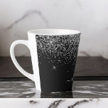 Caneca De Café Latte Nome da Rapariga do Script de Largura Preta do Sil<br><div class="desc">Lâmpada de brilho preto e prateado Nome do monograma do macho latte de café. Isto faz o doce e perfeito aniversário de 16 anos,  casamento,  chá de panela,  aniversário,  chá de fraldas ou festa de solteira presente para alguém que ama luxo de luxo e estilos quíticos.</div>
