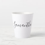 Caneca De Café Latte Nome da Tipografia de Script Manuscrito Moderno<br><div class="desc">Uma mog de nome de moda moderna e esquisita. Adicione seu próprio nome. Se preferir escolher entre muitas outras tipfaces.</div>