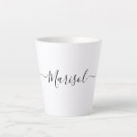 Caneca De Café Latte Nome da Tipografia de Script Moderno da Tendência<br><div class="desc">Qualquer nome personalizado de tipografia de texto de tendência popular: lata de lata com trechos tipográficos ou florescer. Na moda e design de tipografia simples.</div>