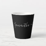 Caneca De Café Latte Nome da Tipografia do Script Branco Moderno em Pre<br><div class="desc">Uma caneta de nome de tipo de script de tendência moderna com tipo branco em preto. adicione seu próprio nome ou iniciais. Se preferir escolher entre muitas outras tipfaces,  clicando em "personalizar mais" e usando o menu de fontes na nossa ferramenta design.</div>