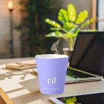 Caneca De Café Latte Nome das iniciais do monograma de lavanda violeta<br><div class="desc">Um fundo colorido violeta e lavanda. Personalize e adicione um nome e letras de monograma. Cartas brancas.</div>
