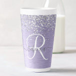 Caneca De Café Latte Nome do Monograma da Glitter de Prata Metálica Bru<br><div class="desc">Personalize facilmente esta trendy design de caneca de latte com brilho prateado bonito num fundo metálico roxo escovado.</div>