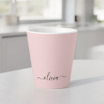 Caneca De Café Latte Nome do Monograma da Rapariga do Script Moderno Co<br><div class="desc">Letra-escura,  cor-de-rosa simples,  com nome de monograma,  latim de copa de café. Isto faz o doce e perfeito aniversário de 16 anos,  casamento,  chá de panela,  aniversário,  chá de fraldas ou festa de solteira presente para alguém que ama luxo de luxo e estilos quíticos.</div>