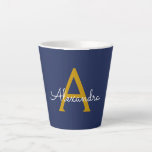 Caneca De Café Latte Nome do Monograma da Rapariga do Script Moderno Do<br><div class="desc">Marinho Azul e Script Simples Monograma Nome Latte Coffee Cup Mug. Isto faz o doce e perfeito aniversário de 16 anos,  casamento,  chá de panela,  aniversário,  chá de fraldas ou festa de solteira presente para alguém que ama luxo de luxo e estilos quíticos.</div>