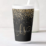 Caneca De Café Latte Nome do Monograma do Glitter Dourado<br><div class="desc">Lama Dourada Lágrima Monograma Elegante Monograma Lata. Personalize facilmente este design de caneca de latte com tendências,  apresentando elegante brilho dourado em fundo preto. O design apresenta seu monograma manuscrito com espirais bonito e seu nome.</div>