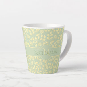 Caneca De Café Latte Nome do Monograma Elegante Padrão Folha Pastel Ve