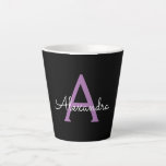 Caneca De Café Latte Nome do Monograma Girly de Script Preto Roxo<br><div class="desc">Monograma de Script Simples Preto e Roxo Nome Latte Coffee Cup Mug. Isto faz o doce e perfeito aniversário de 16 anos,  casamento,  chá de panela,  aniversário,  chá de fraldas ou festa de solteira presente para alguém que ama luxo de luxo e estilos quíticos.</div>