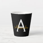 Caneca De Café Latte Nome do Monograma Rapariga de Script Moderno Doura<br><div class="desc">Monograma de Script Simples Preto e Dourado Nome Latte Coffee Cup Mug. Isto faz o doce e perfeito aniversário de 16 anos,  casamento,  chá de panela,  aniversário,  chá de fraldas ou festa de solteira presente para alguém que ama luxo de luxo e estilos quíticos.</div>