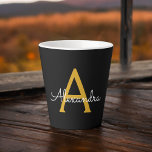 Caneca De Café Latte Nome do Monograma Rapariga de Script Moderno Doura<br><div class="desc">Monograma de Script Simples Preto e Dourado Nome Latte Coffee Cup Mug. Isto faz o doce e perfeito aniversário de 16 anos,  casamento,  chá de panela,  aniversário,  chá de fraldas ou festa de solteira presente para alguém que ama luxo de luxo e estilos quíticos.</div>