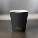 Caneca De Café Latte Nome do Monograma Rapariga de Script Moderno Doura<br><div class="desc">Monograma de Script Simples Preto e Dourado Nome Latte Coffee Cup Mug. Isto faz o doce e perfeito aniversário de 16 anos,  casamento,  chá de panela,  aniversário,  chá de fraldas ou festa de solteira presente para alguém que ama luxo de luxo e estilos quíticos.</div>