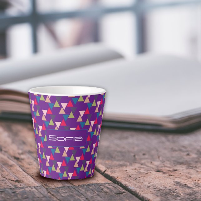 Caneca De Café Latte nome do padrão de triângulo abstrato roxo (Criador carregado)