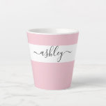 Caneca De Café Latte Nome Elegante em rosa tipografia de script<br><div class="desc">Lata personalizada com tipografia elegante e design minimalista. O modelo está configurado para que você adicione seu nome em preto-e-branco. Um design moderno,  simples e moderno,  de cor-de-rosa-menina ou,  se preferir,  pode mudar a cor de fundo. (me mande uma mensagem se precisar de ajuda).</div>
