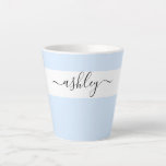 Caneca De Café Latte Nome Elegante em Script Typography Blue<br><div class="desc">Lata personalizada com tipografia elegante e design minimalista. O modelo está configurado para que você adicione seu nome em preto-e-branco. Um design moderno,  simples e moderno em azul de pó bonito ou,  se preferirem,  podem mudar a cor de fundo. (me mande uma mensagem se precisar de ajuda).</div>