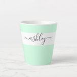 Caneca De Café Latte Nome Elegante em Verde de Ponto de Tipografia de S<br><div class="desc">Lata personalizada com tipografia elegante e design minimalista. O modelo está configurado para que você adicione seu nome em preto-e-branco. Um design moderno,  simples e moderno em verde-menta bonito ou,  se preferirem,  podem mudar a cor de fundo. (me mande uma mensagem se precisar de ajuda).</div>