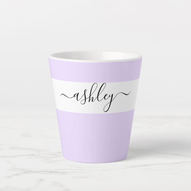 Caneca De Café Latte Nome Elegante na Lavanda de Tipografia de Script (Frente)