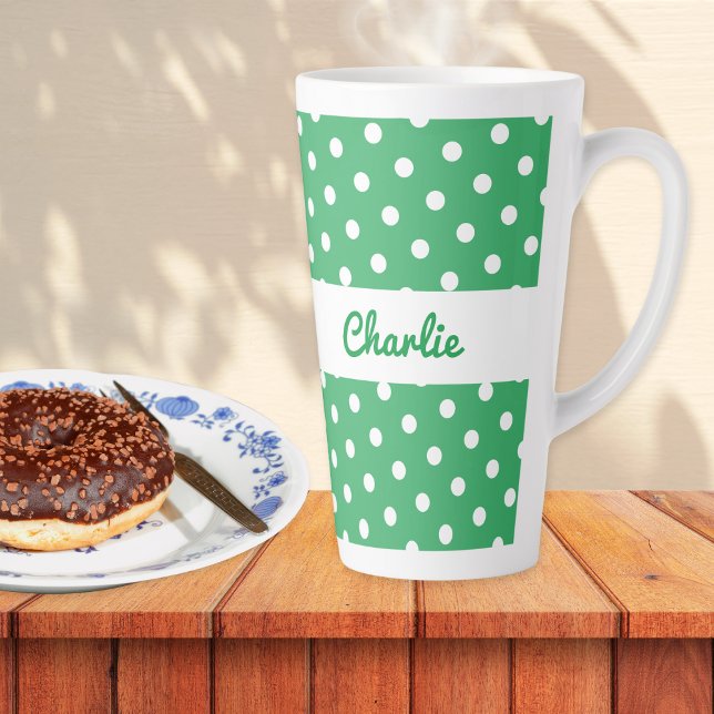 Caneca De Café Latte Nome Personalizado Retroativo Padrão da Bolinhas V (A personalized latte mug in jade green and white with a retro polka dot pattern)