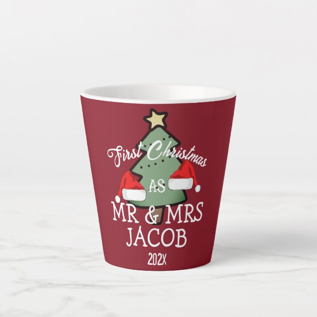 Caneca De Café Latte Nosso Primeiro Natal como Sr. e Sra. Newlywing (Frente)