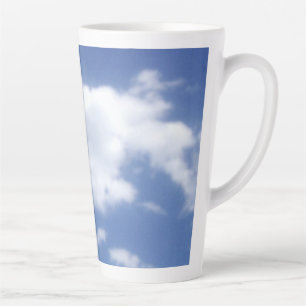 Caneca De Café Latte nuvens no céu azul