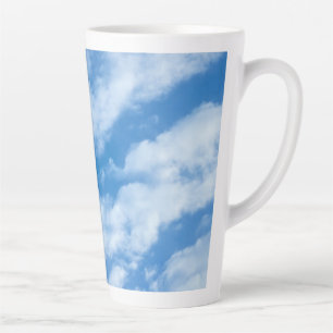 Caneca De Café Latte Nuvens no céu simples, azul e branco elegantes