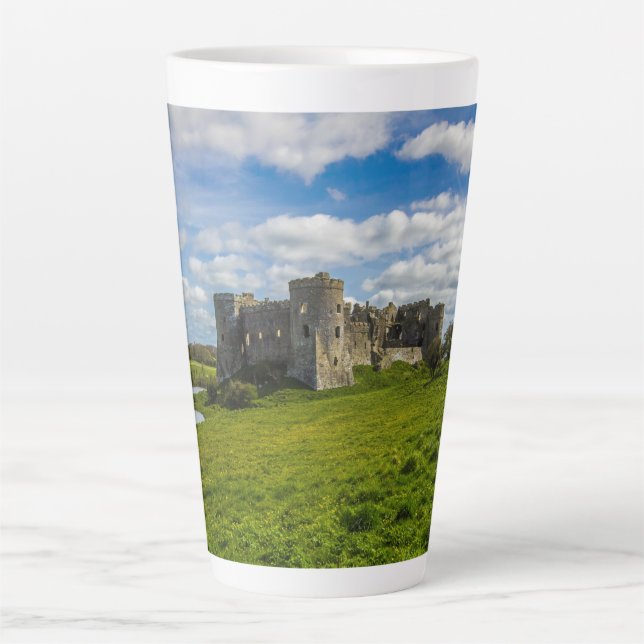 Caneca De Café Latte Nuvens sobre Castelo de Carew (Frente)