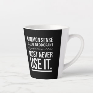 Caneca De Café Latte O bom senso é como um desodorante, uma citação eng