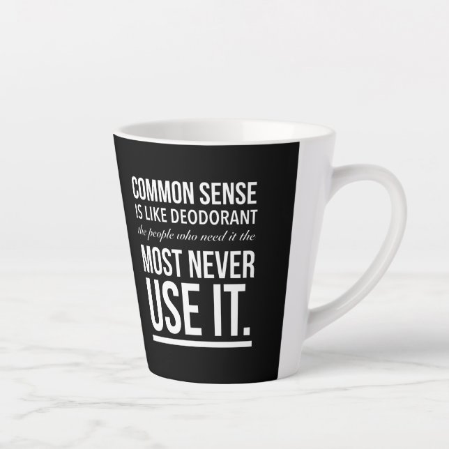Caneca De Café Latte O bom senso é como um desodorante, uma citação eng (Direita)