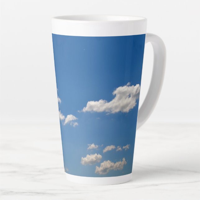 Caneca De Café Latte O céu é azul e as nuvens brancas estão passando (Ângulo direito)