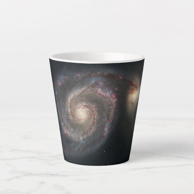 Caneca De Café Latte O Whirlpool Galaxy M51 e Companion no espaço (Frente)