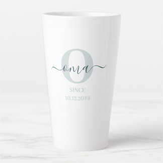 Caneca De Café Latte Oma Elegant Script Monograma Lata Verde