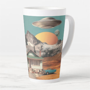 Caneca De Café Latte OVNI Surrealista Sobre Casa Rústica