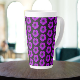 Caneca De Café Latte Padrão Floral de Geranium roxo em preto