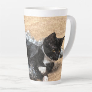Caneca De Café Latte Painterly de Tuxedo Kitten Tinsel e Luzes